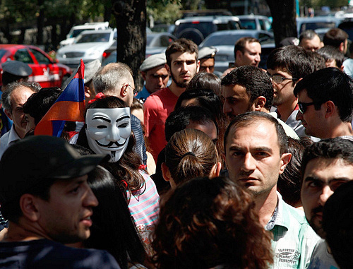 Участники акции против вступления Армении в Таможенный союз. Ереван, 4 сентября 2013 г. Фото: © PanARMENIAN Photo / 
Tigran Mehrabyan