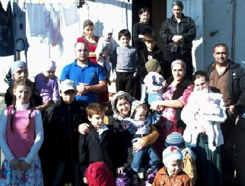 Вынужденные переселенцы из Пригородного района РСО-Алания и Чечни, жители барака в Яндаре. Октябрь 2013 г. Фото предоставлено жителями барака.
