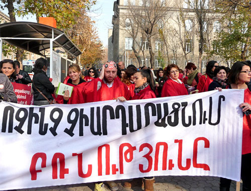 Акция против насилия над женщинами. Надпись на транспаранте: "Ничто не оправдывает насилие". Ереван, 25 ноября 2013 г. Фото Армине Мартиросян для "Кавказского узла"
Акция против насилия над женщинами. Надпись на транспаранте: "Ничто не оправдывает насилие". Ереван, 25 ноября 2013 г. Фото Армине Мартиросян для "Кавказского узла"