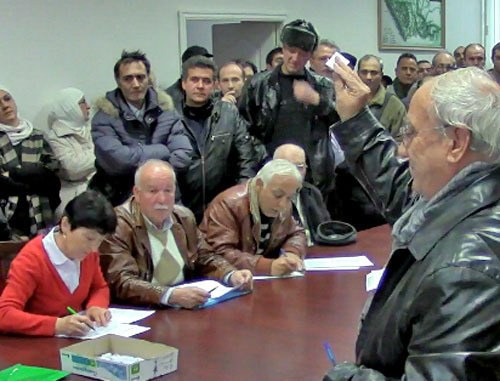 Жеребьевка, в ходе которой между сирийскими черкесами был распределен 61 жилой дом состоялась в Нальчике. 19 ноября 2013 г. Фото: Международная черкесская организация http://intercircass.org/ Жеребьевка, в ходе которой между сирийскими черкесами был распределен 61 жилой дом состоялась в Нальчике. 19 ноября 2013 г. Фото: Международная черкесская организация http://intercircass.org/