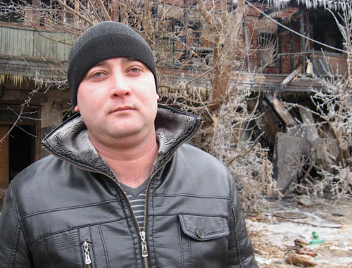 Максим Алигберов, его жена и двухлетний сын снимали квартиру в сгоревшем многоквартирном доме. Астрахань, 11 февраля 2014 г. Фото Вячеслава Ященко для "Кавказского узла" Максим Алигберов, его жена и двухлетний сын снимали квартиру в сгоревшем многоквартирном доме. Астрахань, 11 февраля 2014 г. Фото Вячеслава Ященко для "Кавказского узла"