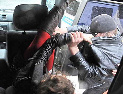 Задержание участниц группы Pussy Riot в Сочи 18 февраля 2014 г. Фото из твиттера активистов группы Война, https://twitter.com/gruppa_voina/status/435830304725794816 Задержание участниц группы Pussy Riot в Сочи 18 февраля 2014 г. Фото из твиттера активистов группы Война, https://twitter.com/gruppa_voina/status/435830304725794816
