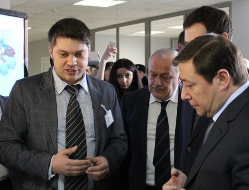 Глава IT-парка "Алания" Дмитрий Рейсих рассказывает главе Северной Осетии Таймуразу Мамсурову и полпреду президента России в СКФО Александру Хлопонину о работе Центра информационных технологий. Северная Осетия, Владикавказ, 20 февраля 2014 г. Фото Эммы Марзоевой для "Кавказского узла"