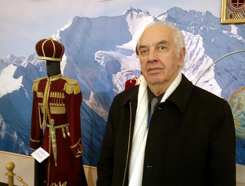 Художник-модельер Юрий Сташ рядом с моделью из своей коллекции в Доме адыга. Сочи, Олимпийский парк, 17 февраля 2014 г. Фото Григория Шведова для "Кавказского узла" Художник-модельер Юрий Сташ рядом с моделью из своей коллекции в Доме адыга. Сочи, Олимпийский парк, 17 февраля 2014 г. Фото Григория Шведова для "Кавказского узла"