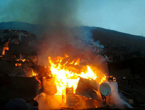 Пожар в селе Эльбок. Дагестан, Цунтинский район, 2 марта 2014 г. Фото предоставлено жителями села Пожар в селе Эльбок. Дагестан, Цунтинский район, 2 марта 2014 г. Фото предоставлено жителями села