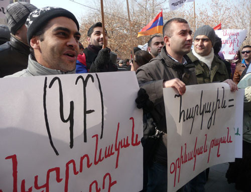 Акция против новой пенсионной системы, организованная инициативной группой DEM.AM. Надписи на плакатах: «ЦЛ – Центральный ломбард», «Налоговая = законный грабеж». Ереван, 6 февраля 2014 г. Фото Армине Мартиросян для "Кавказского узла" Акция против новой пенсионной системы, организованная инициативной группой DEM.AM. Надписи на плакатах: «ЦЛ – Центральный ломбард», «Налоговая = законный грабеж». Ереван, 6 февраля 2014 г. Фото Армине Мартиросян для "Кавказского узла"