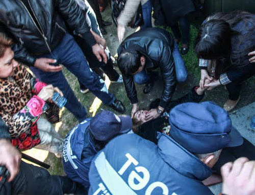 Оказание помощи пострадавшей при пожаре в торговом центре "Сахил". баку, 12 марта 2014 г. Фото Азиза Каримова для "Кавказского узла" Оказание помощи пострадавшей при пожаре в торговом центре "Сахил". баку, 12 марта 2014 г. Фото Азиза Каримова для "Кавказского узла"