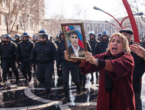 Участница акции держит портрет погибшего солдата во время митинга против небоевых потерь в армии. Баку, 10 марта 2013 г. Фото Азиза Каримова для "Кавказского узла" Участница акции держит портрет погибшего солдата во время митинга против небоевых потерь в армии. Баку, 10 марта 2013 г. Фото Азиза Каримова для "Кавказского узла"