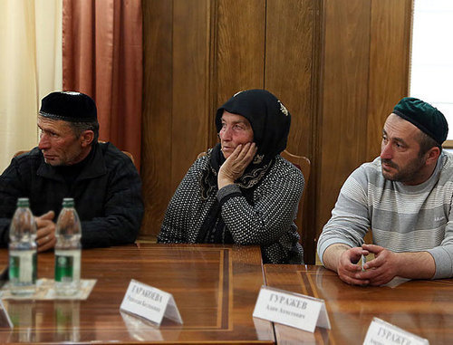 Родственники задержанного жителя селения Майского на встрече с главой Республики Ингушетия Юнус-Беком Евкуровым. Магас, 11 апреля 2014 г. Фото пресс-службы главы РИ, http://www.ingushetia.ru/m-news/archives/020362.shtml#more Родственники задержанного жителя селения Майского на встрече с главой Республики Ингушетия Юнус-Беком Евкуровым. Магас, 11 апреля 2014 г. Фото пресс-службы главы РИ, http://www.ingushetia.ru/m-news/archives/020362.shtml#more