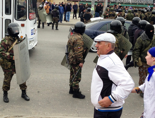 Случайные прохожие и сотрудники полиции во время несанкционированного митинга в поддержку Саида Амирова в центре Махачкалы. 12 апреля 2014 г. Фото Патимат Махмудовой для "Кавказского узла"
