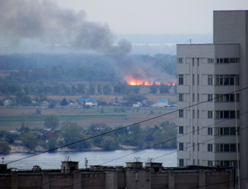 Вид на горящую свалку в Среднеахтубинской пойме с балкона жилого дома. Волгоград, 1 мая 2014 г. Фото Вячеслава Ященко для "Кавказского узла"