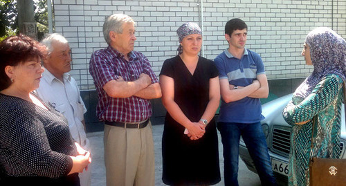 Родственники Заура Озрокова у здания СУ СКР по Карачаево-Черкесии. Черкесск, 18 июня 2014 г. Фото Аси Капаевой для "Кавказского узла" Родственники Заура Озрокова у здания СУ СКР по Карачаево-Черкесии. Черкесск, 18 июня 2014 г. Фото Аси Капаевой для "Кавказского узла"