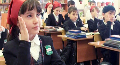 Школьники Чечни на уроке. Фото: http://www.vestikavkaza.ru/news/SHkolniki-CHechni-budut-uchitsya-po-besplatnym-uchebnikam.html Школьники Чечни на уроке. Фото: http://www.vestikavkaza.ru/news/SHkolniki-CHechni-budut-uchitsya-po-besplatnym-uchebnikam.html
