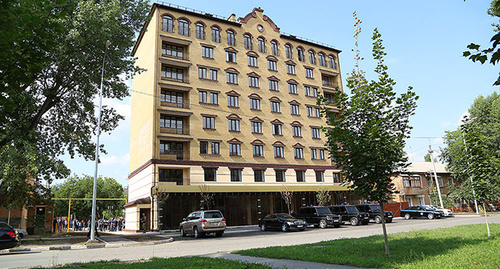 Новостройка в Карабулаке, Ингушетия, июль 2013. Фото: официальный сайт Республики Ингушетия. http://www.ingushetia.ru/photo/archives/019055.shtml Новостройка в Карабулаке, Ингушетия, июль 2013. Фото: официальный сайт Республики Ингушетия. http://www.ingushetia.ru/photo/archives/019055.shtml