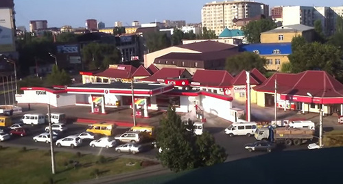 За минуту до взрыва на АЗС в Махачкале. Фото: Стоп-кадр из видео Артура Умудова, http://www.youtube.com/watch?v=SE0I2t5Q3UM За минуту до взрыва на АЗС в Махачкале. Фото: Стоп-кадр из видео Артура Умудова, http://www.youtube.com/watch?v=SE0I2t5Q3UM