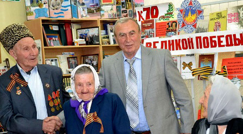 Джамалутдин Омаров (второй справа) во время встречи с ветеранами. Каспийск, 9 мая 2013 г. Фото http://dagestan.er.ru/ Джамалутдин Омаров (второй справа) во время встречи с ветеранами. Каспийск, 9 мая 2013 г. Фото http://dagestan.er.ru/