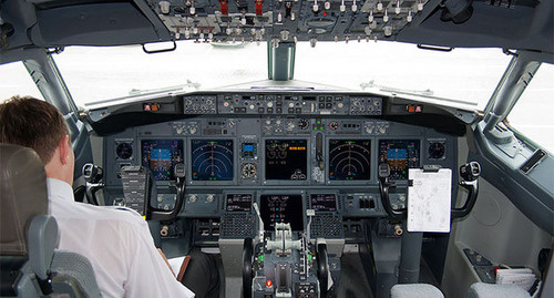 Пилот в кабине самолёта. Фото: http://basel.aero/press-center/photo/spotting-aeroport-krasnodar-aprel-2012/?PAGEN_1=2 Пилот в кабине самолёта. Фото: http://basel.aero/press-center/photo/spotting-aeroport-krasnodar-aprel-2012/?PAGEN_1=2