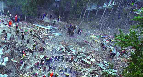 Спасательные работы на Каширском шоссе, сентябрь 1999. Фото: http://www.mchs.gov.ru/upload/site1/2.pdf Спасательные работы на Каширском шоссе, сентябрь 1999. Фото: http://www.mchs.gov.ru/upload/site1/2.pdf