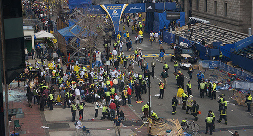 Через 5 минут после теракта в Бостоне. Фото: Aaron "tango" Tang, https://ru.wikipedia.org/wiki/%C2%E7%F0%FB%E2%FB_%ED%E0_%C1%EE%F1%F2%EE%ED%F1%EA%EE%EC_%EC%E0%F0%E0%F4%EE%ED%E5#mediaviewer/File:Boston_Marathon_explosions_(8652928531).jpg
