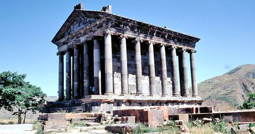 Языческий храм в музее-заповеднике "Гарни". Армения. Фото: Lettkow - Lettkow https://ru.wikipedia.org Языческий храм в музее-заповеднике "Гарни". Армения. Фото: Lettkow - Lettkow https://ru.wikipedia.org