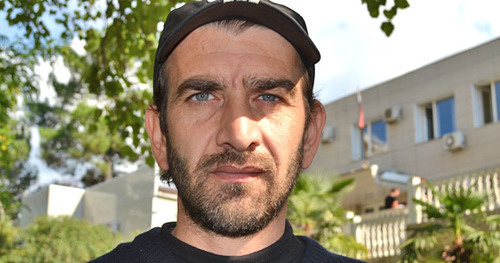 Мардирос Демерчян возле Адлерского районного суда перед процессом. Сочи, 1 октября 2014 г. Фото Светланы Кравченко для "Кавказского узла"
