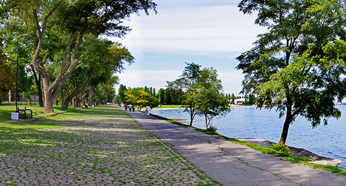 Набережная в Таганроге. Фото: http://tagancity.ru/uploads/documents/economy/turizm/panorama.%5B1%5D.jpg Набережная в Таганроге. Фото: http://tagancity.ru/uploads/documents/economy/turizm/panorama.%5B1%5D.jpg