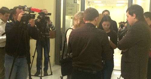 Журналисты в коридоре Мособлсуда, где проходит рассмотрение уголовного дела в отношении участников "Боевой организации русских националистов" (БОРН). Москва, 13 ноября 2014 г. Фото корреспондента "Кавказского узла"
