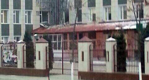 Вход в школу № 20, Грозный. Фото: 
Magomed Edilsultanov, https://twitter.com/batsuev/status/540388789420830721