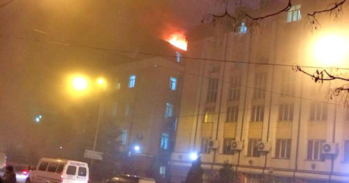Здание УФСБ Дагестана загорелось в Махачкале. 5 декабря 2014 г. Фото Рината Гамидова Здание УФСБ Дагестана загорелось в Махачкале. 5 декабря 2014 г. Фото Рината Гамидова