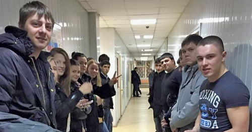 Друзья и однокурсники Цацаева Тимирлана и Каутарова Аслана в коридоре Никулинского суда. Москва, 24 декабря 2014 г. Фото Азамата Минцаева Друзья и однокурсники Цацаева Тимирлана и Каутарова Аслана в коридоре Никулинского суда. Москва, 24 декабря 2014 г. Фото Азамата Минцаева