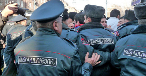 Сотрудники полиции во время акции протеста. Ереван, 15 января 2015 г. Фото Армине Мартиросян для "Кавказского узла" Сотрудники полиции во время акции протеста. Ереван, 15 января 2015 г. Фото Армине Мартиросян для "Кавказского узла"