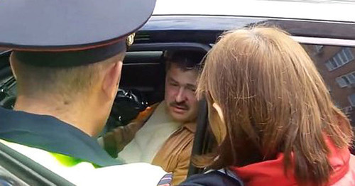 Валерий Будаев (в центре). Фото http://www.donnews.ru/Valeriy-Budaev-sbivshiy-nasmert-professora-YUFU-Smirnova-lishen-sudeyskogo-immuniteta_17171 Валерий Будаев (в центре). Фото http://www.donnews.ru/Valeriy-Budaev-sbivshiy-nasmert-professora-YUFU-Smirnova-lishen-sudeyskogo-immuniteta_17171