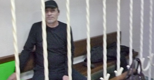 Эдуард Безрукавый в зале суда. Сочи, 12 февраля 2015 г. Фото Светланы Кравченко для "Кавказского узла" Эдуард Безрукавый в зале суда. Сочи, 12 февраля 2015 г. Фото Светланы Кравченко для "Кавказского узла"