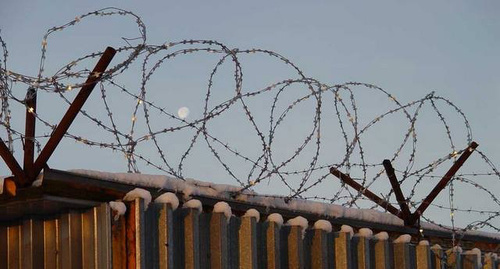 Ограждение в исправительной колонии строгого режима. Фото: http://www.yuga.ru/news/243947/ Ограждение в исправительной колонии строгого режима. Фото: http://www.yuga.ru/news/243947/