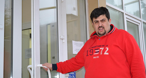Михаил Абрамян у входа в суд. Фото Светланы Кравченко для "Кавказского узла" Михаил Абрамян у входа в суд. Фото Светланы Кравченко для "Кавказского узла"