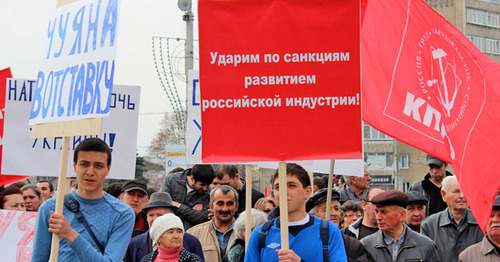Митинг в поддержку жителей Юго-Востока Украины. Владикавказ, 14 марта 2015 г. Фото Эммы Марзоевой для "Кавказского узла" Митинг в поддержку жителей Юго-Востока Украины. Владикавказ, 14 марта 2015 г. Фото Эммы Марзоевой для "Кавказского узла"