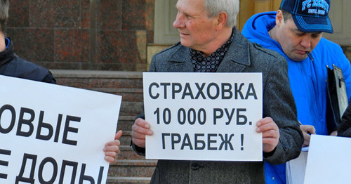 Участники пикета "За честное ОСАГО" потребовали от Центрального банка России контроля деятельности страховых компаний в Волгограде. 20 марта 2015 г. Фото Татьяны Филимоновой для "Кавказского узла" Участники пикета "За честное ОСАГО" потребовали от Центрального банка России контроля деятельности страховых компаний в Волгограде. 20 марта 2015 г. Фото Татьяны Филимоновой для "Кавказского узла"