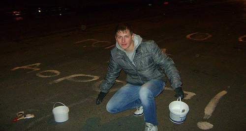 Активист на акции "Ямы в цветы". Фото: http://bloknot-volgograd.ru/news/v-volgograde-snova-proshla-aktsiya-yamyvtsvet-588745?sphrase_id=48856 Активист на акции "Ямы в цветы". Фото: http://bloknot-volgograd.ru/news/v-volgograde-snova-proshla-aktsiya-yamyvtsvet-588745?sphrase_id=48856