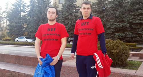 Активисты партии "Коммунисты России" на акции в поддержку Михаила Абрамяна. Фото: http://bloknot-stavropol.ru/news/kommunistov-stavropolya-zaderzhali-za-aktsiyu-prot-591849 Активисты партии "Коммунисты России" на акции в поддержку Михаила Абрамяна. Фото: http://bloknot-stavropol.ru/news/kommunistov-stavropolya-zaderzhali-za-aktsiyu-prot-591849