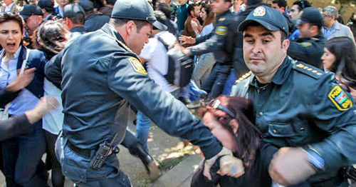 Сотрудники полиции задерживают протестующих против вынесения приговора активистам движения Nida. Баку, 6 мая 2014 г. Фото Азиза Каримова для «Кавказского узла»