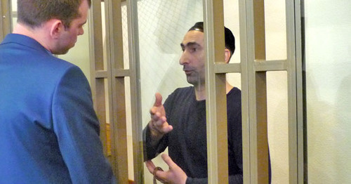 Али Тазиев по кличке "Магас", обвиняемый в нападении на Назрань в 2004 году, общается со своим адвокатом Виктором Ворожейкиным (слева). Ростов-на-Дону, 12 мая 2015 г. Фото Олеси Диановой для "Кавказского узла"



































