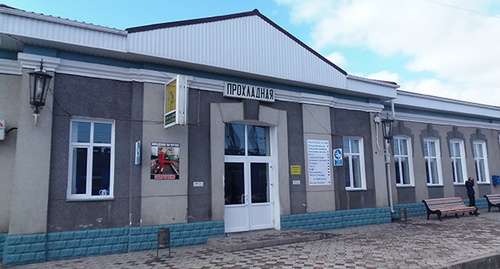 Железнодорожный вокзал станции Прохладная, Прохладный. Фото: https://ru.wikipedia.org/wiki/%CF%F0%EE%F5%EB%E0%E4%ED%FB%E9#/media/File:%D0%96%D0%B5%D0%BB%D0%B5%D0%B7%D0%BD%D0%BE%D0%B4%D0%BE%D1%80%D0%BE%D0%B6%D0%BD%D1%8B%D0%B9_%D0%B2%D0%BE%D0%BA%D0%B7%D0%B0%D0%BB_%D1%81%D1%82%D0%B0%D0%BD%D1%86%D0%B8%D0%B8_%D0%9F%D1%80%D0%BE%D1%85%D0%BB%D0%B0%D0%B4%D0%BD%D0%B0%D1%8F.JPG Железнодорожный вокзал станции Прохладная, Прохладный. Фото: https://ru.wikipedia.org/wiki/%CF%F0%EE%F5%EB%E0%E4%ED%FB%E9#/media/File:%D0%96%D0%B5%D0%BB%D0%B5%D0%B7%D0%BD%D0%BE%D0%B4%D0%BE%D1%80%D0%BE%D0%B6%D0%BD%D1%8B%D0%B9_%D0%B2%D0%BE%D0%BA%D0%B7%D0%B0%D0%BB_%D1%81%D1%82%D0%B0%D0%BD%D1%86%D0%B8%D0%B8_%D0%9F%D1%80%D0%BE%D1%85%D0%BB%D0%B0%D0%B4%D0%BD%D0%B0%D1%8F.JPG