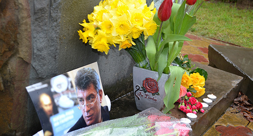 Цветы на траурной акции по поводу смерти Бориса Немцова в Сочи, март 2015. Фото Светланы Кравченко для "Кавказского узла" Цветы на траурной акции по поводу смерти Бориса Немцова в Сочи, март 2015. Фото Светланы Кравченко для "Кавказского узла"