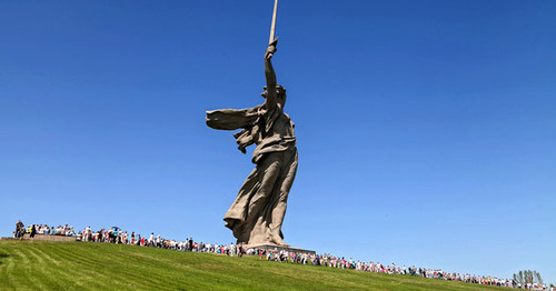 Скульптурная композиция "Родина-мать зовет!" на Мамаевой кургане в Волгограде. Фото: Oleg V. Dimitrov http://www.volfoto.ru/volgograd/mamayev_kurgan/rodina_mat/photos/3636.html Скульптурная композиция "Родина-мать зовет!" на Мамаевой кургане в Волгограде. Фото: Oleg V. Dimitrov http://www.volfoto.ru/volgograd/mamayev_kurgan/rodina_mat/photos/3636.html