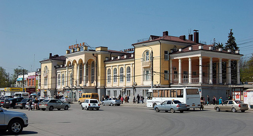 Привокзальная площадь, железнодорожный вокзал Таганрога, Фото: Анна Астахова, https://ru.wikipedia.org/wiki/%D2%E0%E3%E0%ED%F0%EE%E3#/media/File:2013_Privokz_pl_Taganrog.jpg