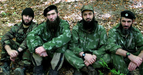 Асламбек Вадалов (второй справа) один из лидеров боевиков "Имарат Кавказ" признанной террористической организацией . Фото одного из сайтов, признанной террористической организации "Имарат Кавказ" Асламбек Вадалов (второй справа) один из лидеров боевиков "Имарат Кавказ" признанной террористической организацией . Фото одного из сайтов, признанной террористической организации "Имарат Кавказ"
