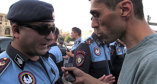 Диалог сотрудника полиции и участнка протестных акций в Ереване. Фото Армине Мартироясн для "Кавказского узла" Диалог сотрудника полиции и участнка протестных акций в Ереване. Фото Армине Мартироясн для "Кавказского узла"