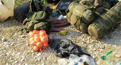 Личные вещи и продукты боевиков, изъятые во время спецоперации. Фото: http://nac.gov.ru/nakmessage/2015/08/04/v-ingushetii-neitralizovana-gruppa-iz-vosmi-boevikov-igil.html Личные вещи и продукты боевиков, изъятые во время спецоперации. Фото: http://nac.gov.ru/nakmessage/2015/08/04/v-ingushetii-neitralizovana-gruppa-iz-vosmi-boevikov-igil.html