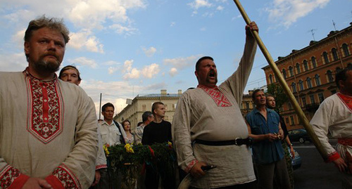 Шествие одной из славянских общин. Фото: http://web-kapiche.ru/66-shoron-ezh-sloven.html?_utl_t=fb Шествие одной из славянских общин. Фото: http://web-kapiche.ru/66-shoron-ezh-sloven.html?_utl_t=fb