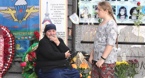 Женщина у стены в школе №1 Беслана. Фото Эммы Марзоевой для "Кавказского узла" Женщина у стены в школе №1 Беслана. Фото Эммы Марзоевой для "Кавказского узла"